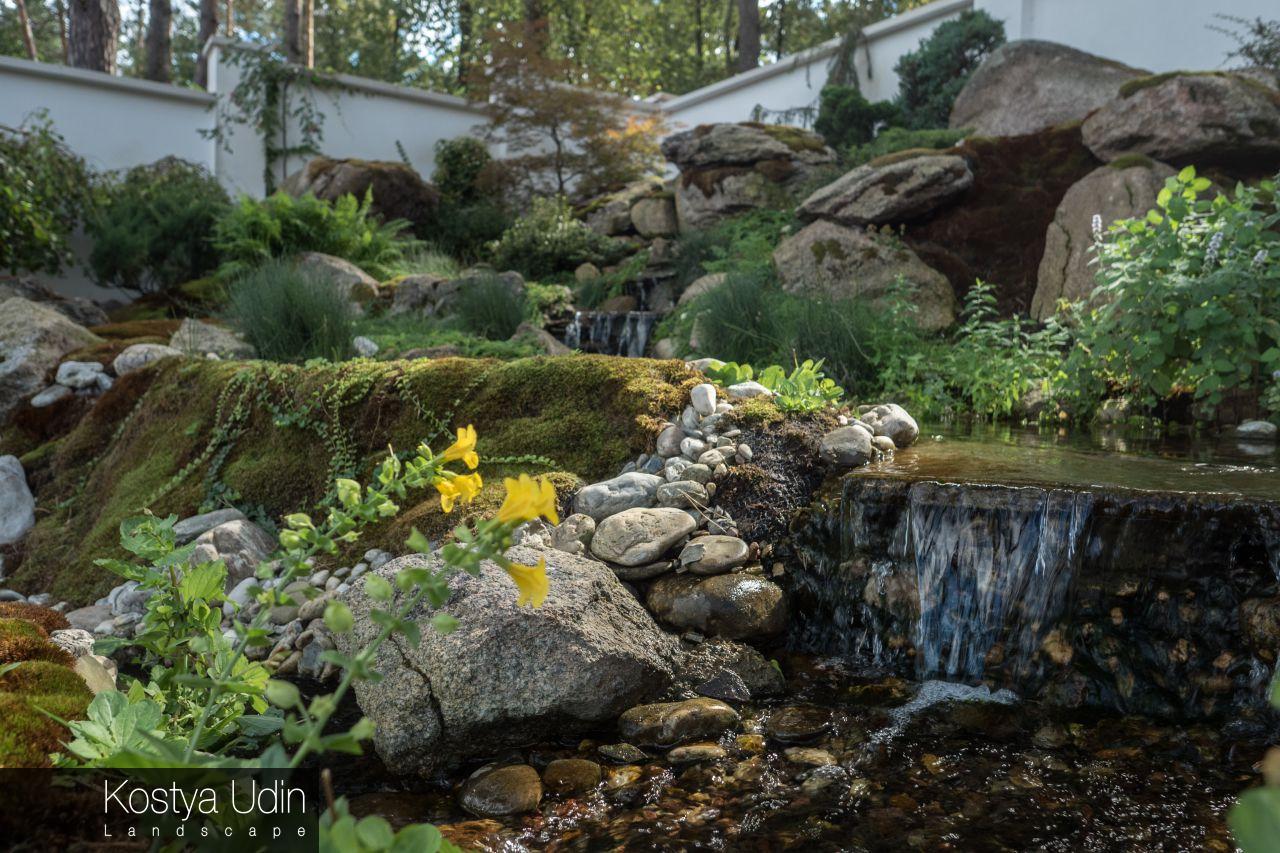 Сад с водопадом и валунами Сад с водопадом и валунами