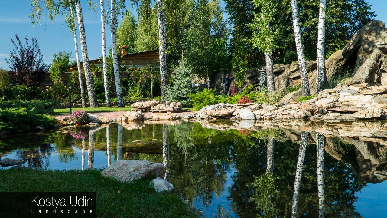 Декоративное озеро с водопадом Декоративное озеро с водопадом