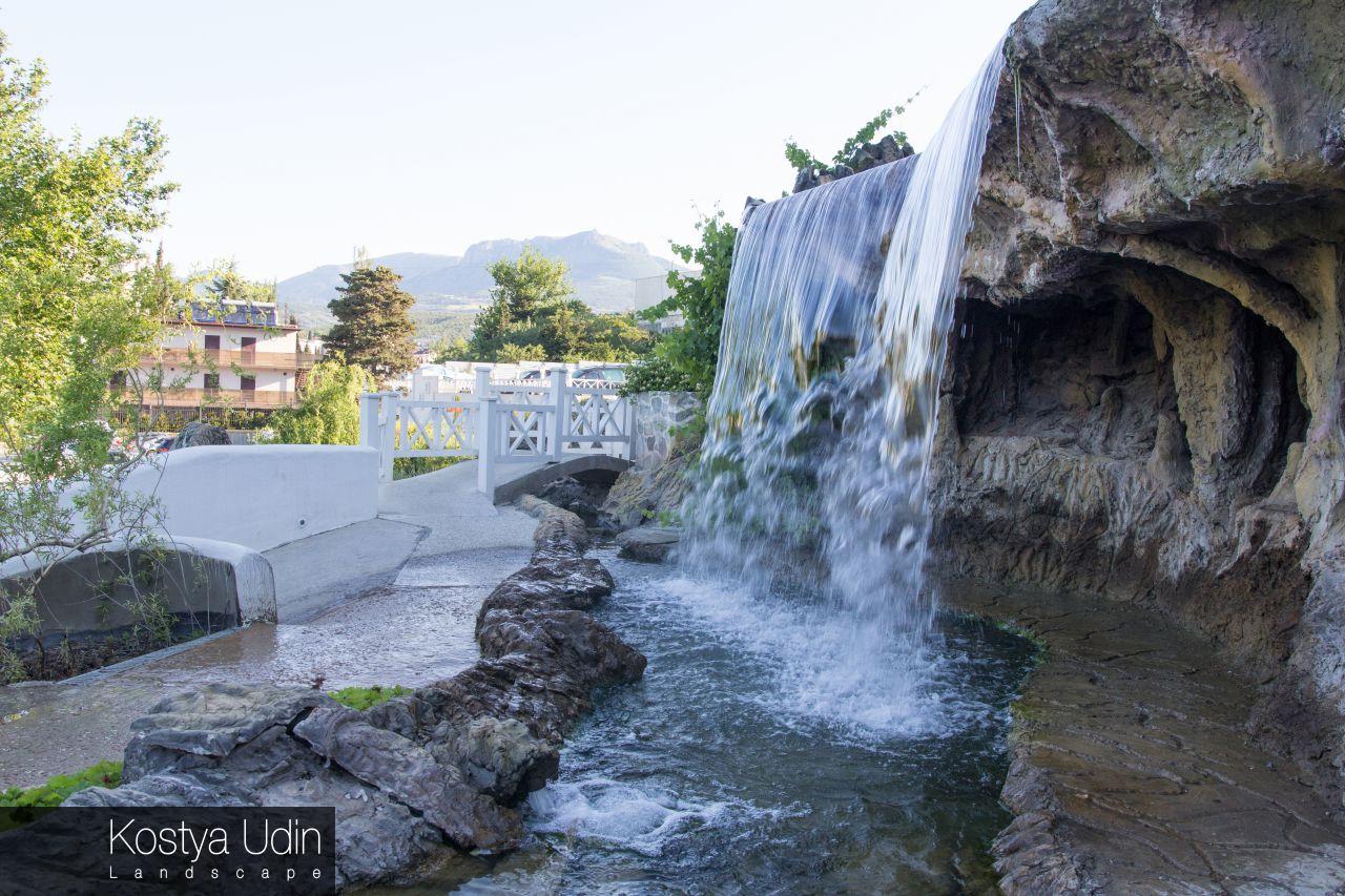 Искусственный водопад отеля Искусственный водопад отеля