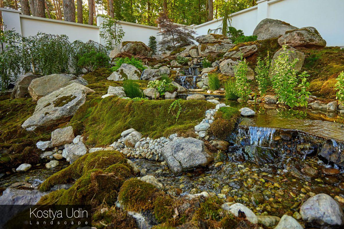Сад декорирован мхами и валунами Сад декорирован мхами и валунами