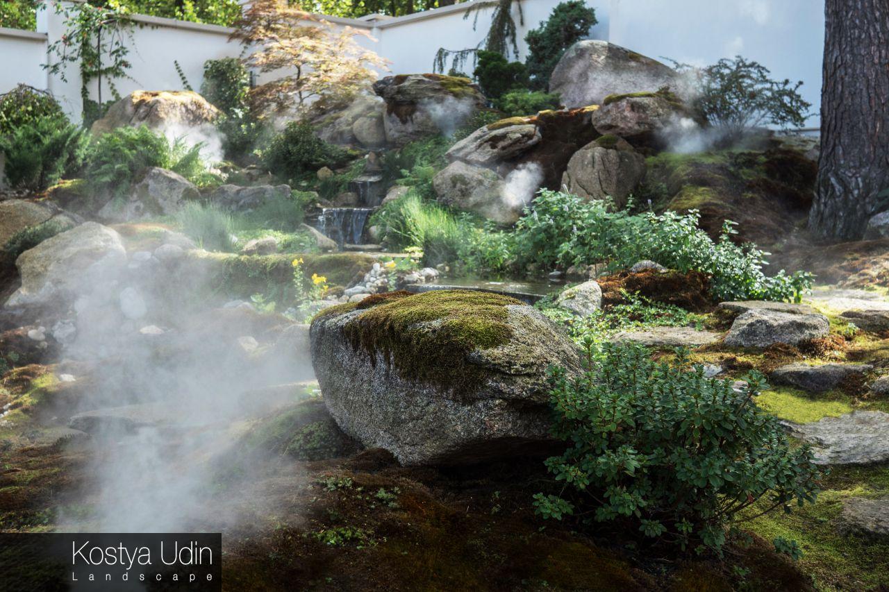 Крупные валуны в саду Крупные валуны в саду