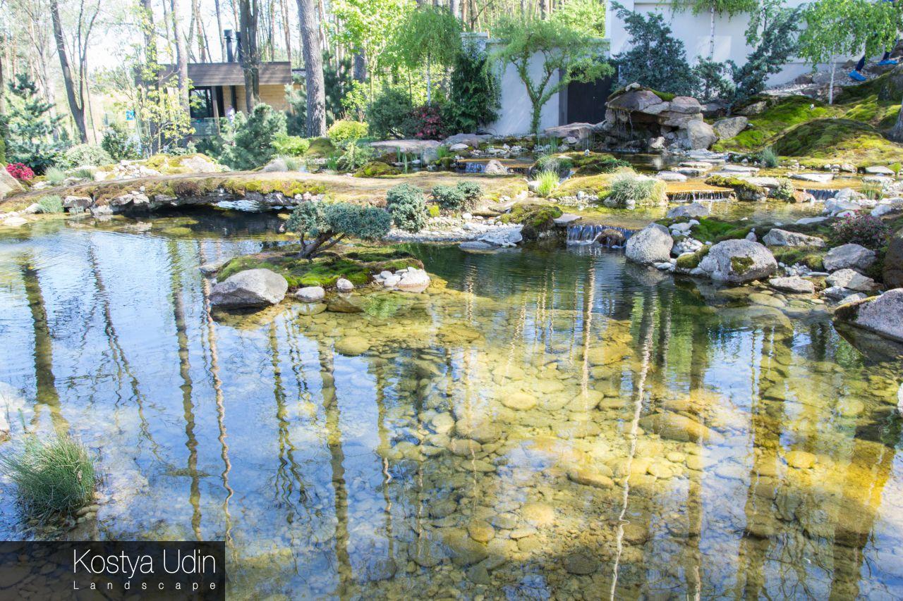 Озеро в японском саду Озеро в японском саду