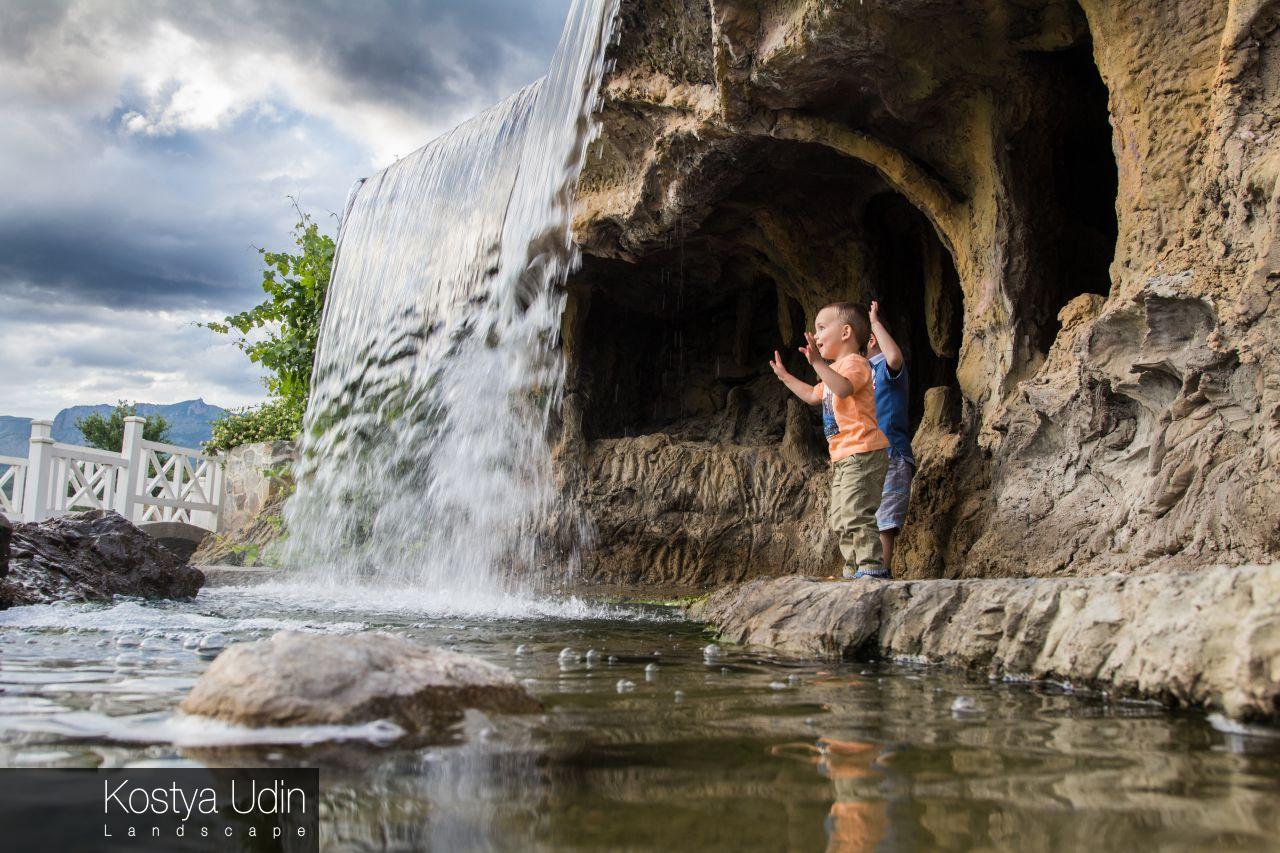 Селфи зона в гроте водопада Селфи зона в гроте водопада