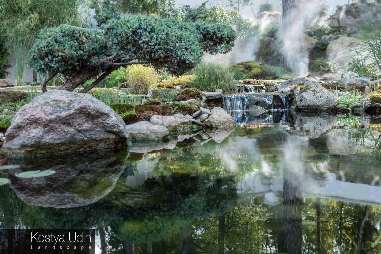 Японский сад с озером и валунами Японский сад с озером и валунами