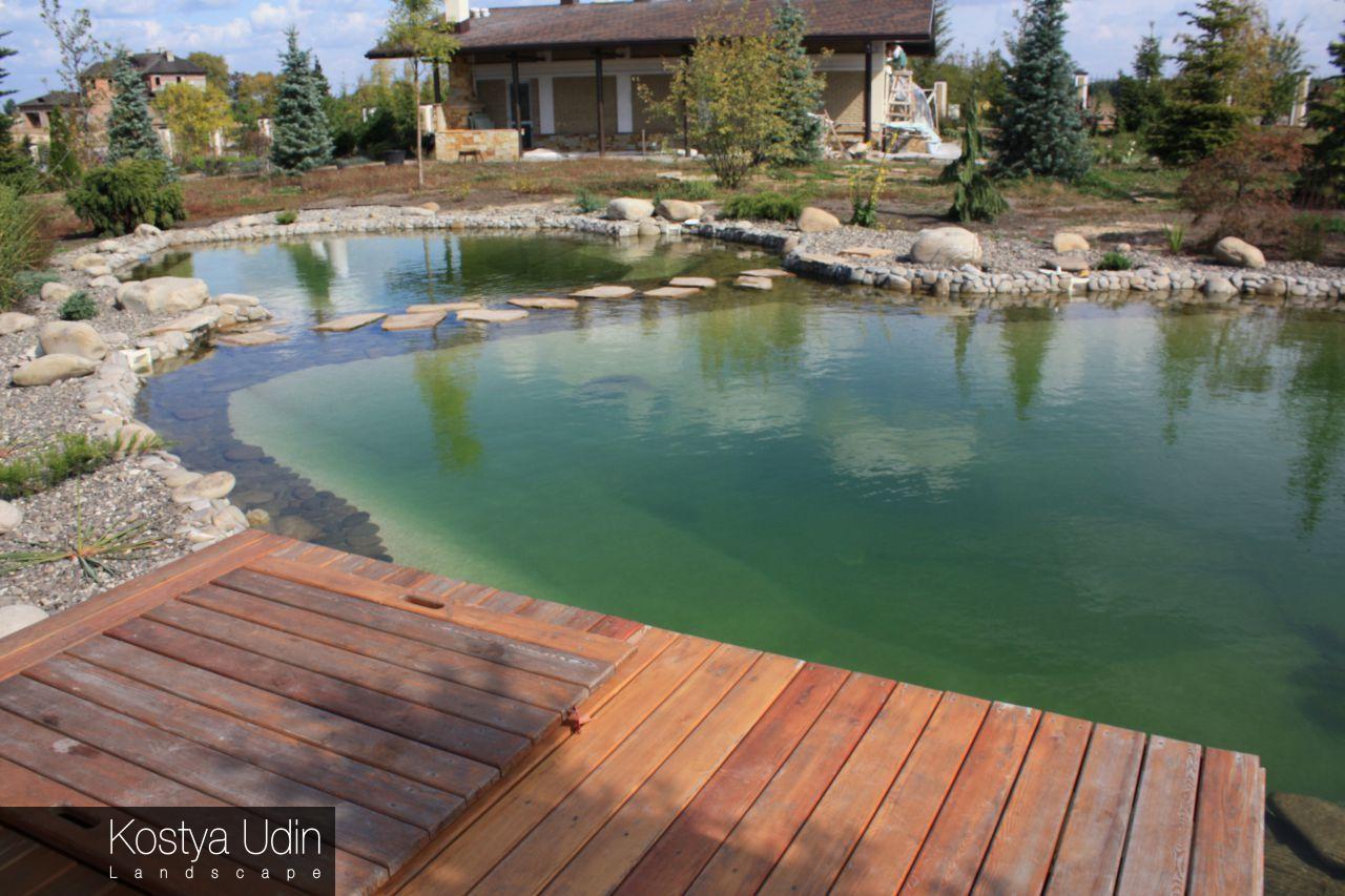 Плавательный пруд декорирован камнем Плавательный пруд декорирован камнем