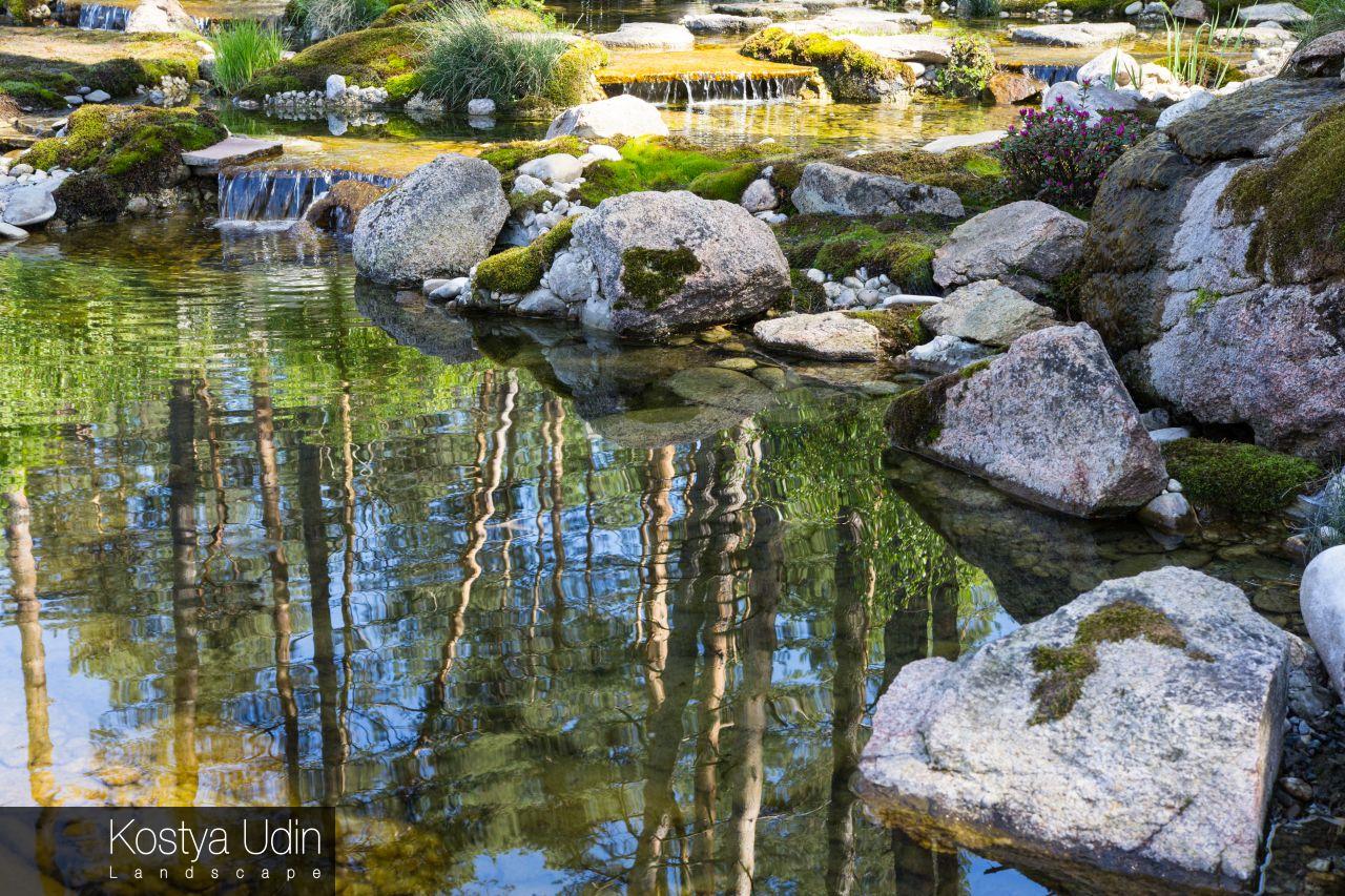 Декоративное озеро с валунами Декоративное озеро с валунами