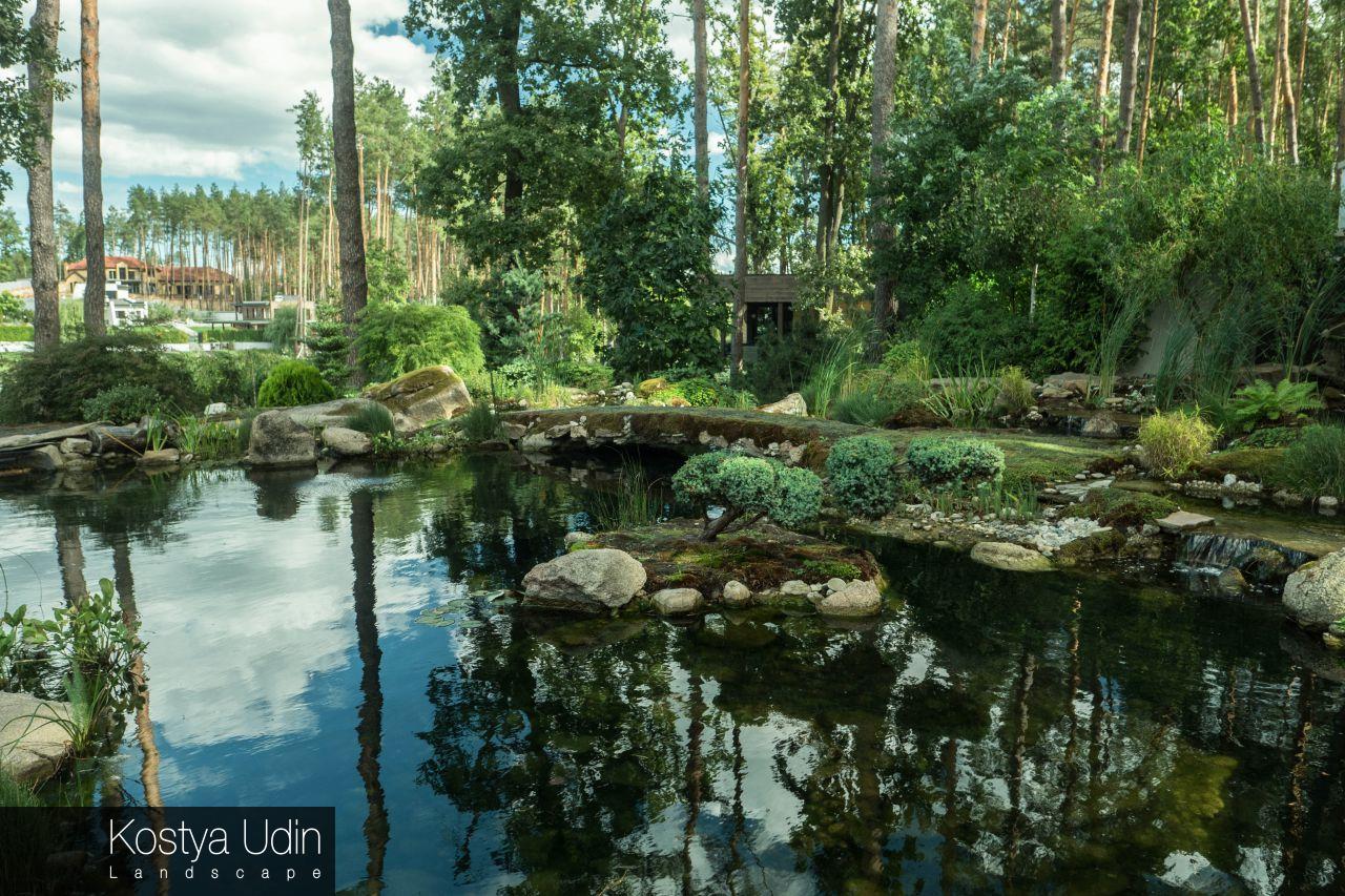 Берег декорирован валунами Берег декорирован валунами