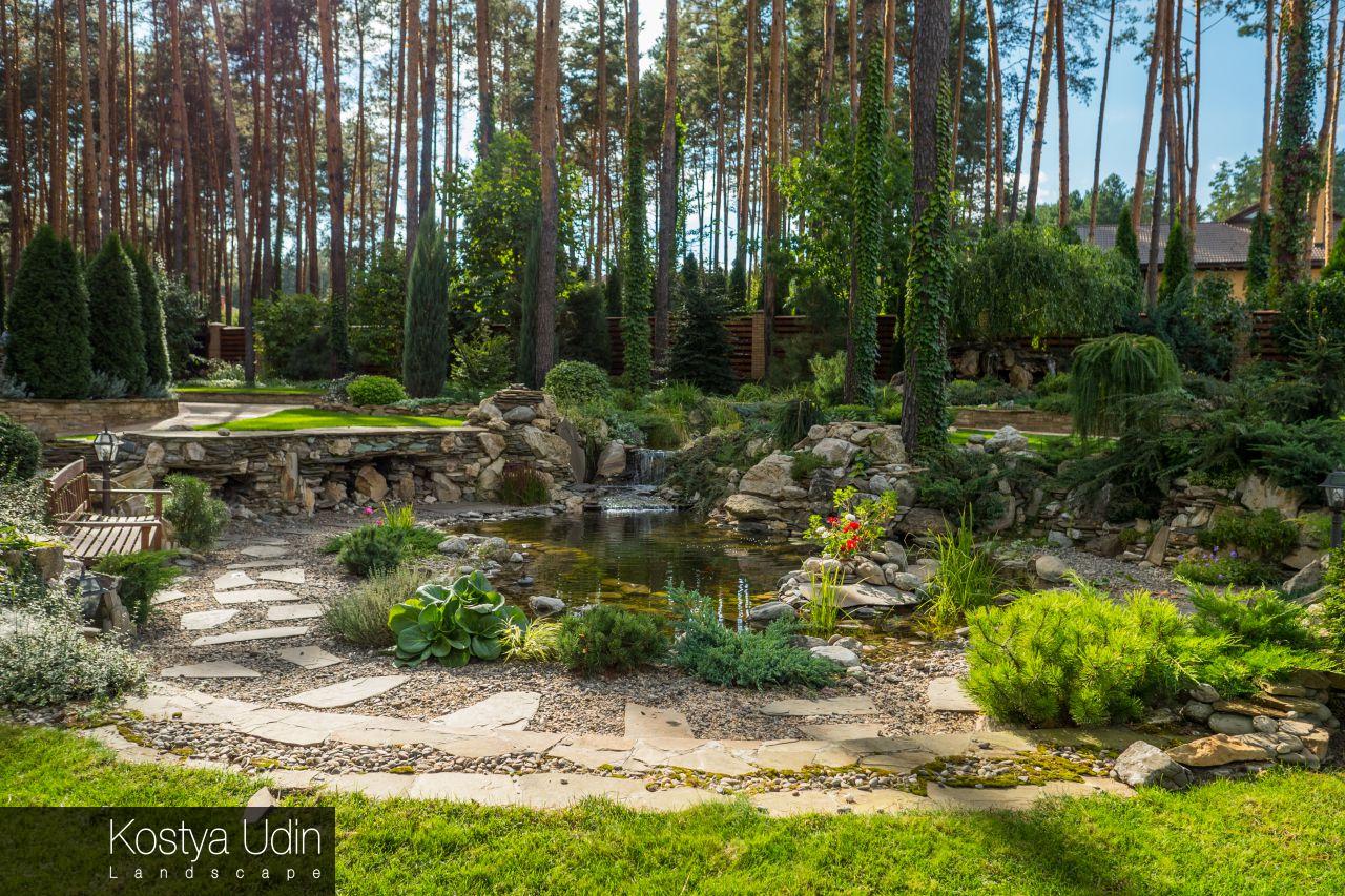 Зона отдыха с водопадом и озером Зона отдыха с водопадом и озером